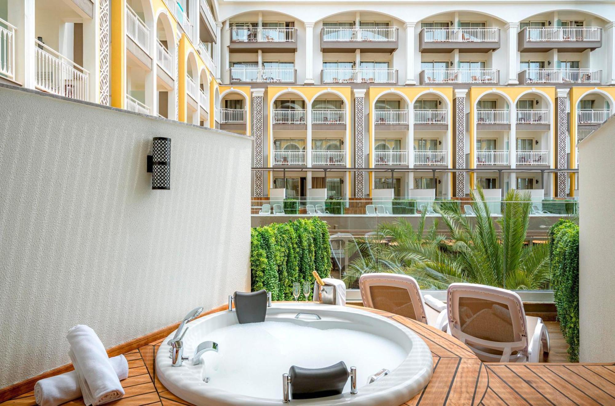 Doppelzimmer mit Whirlpool-Badewanne
